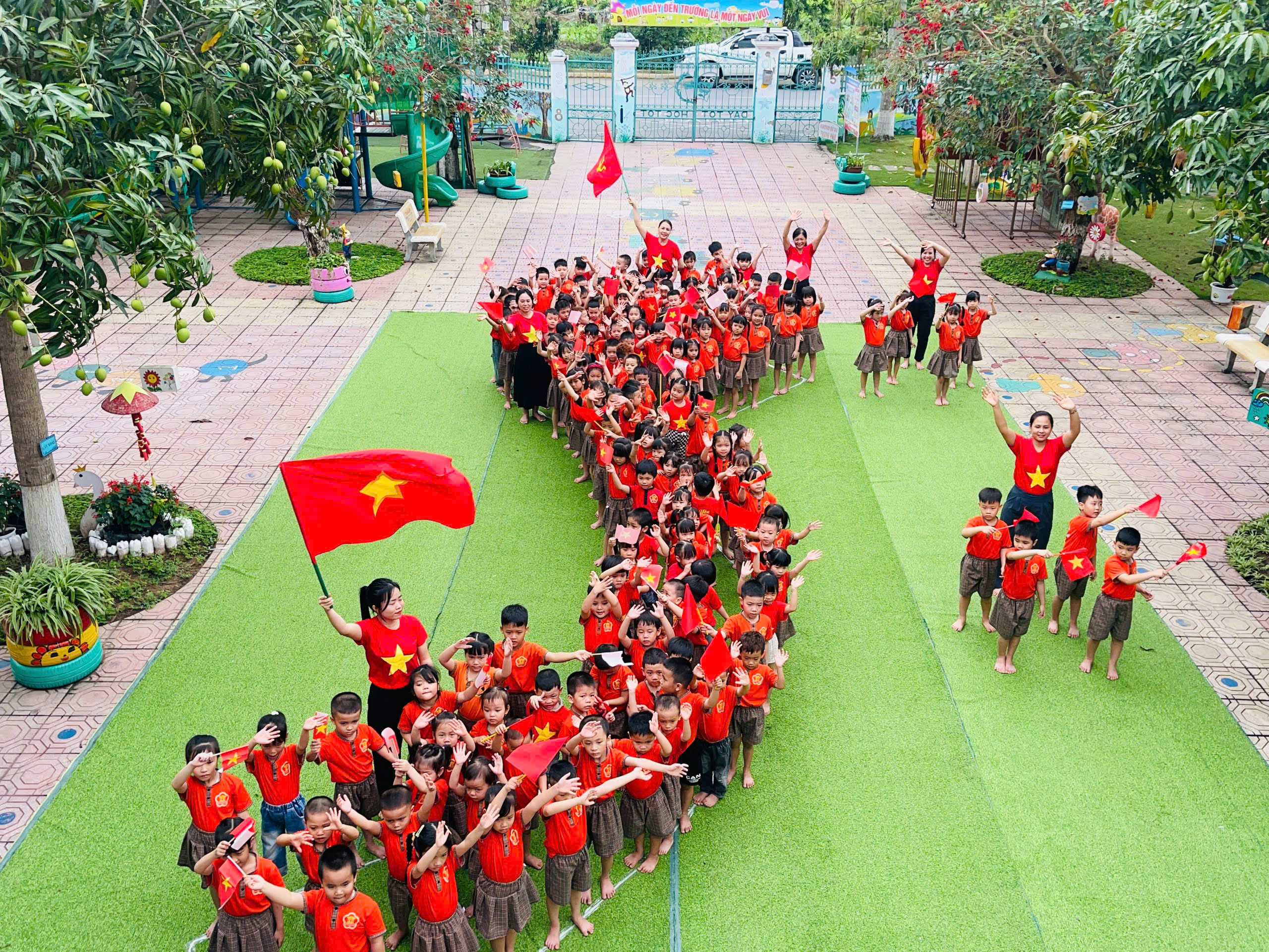 RỘN RÀNG HOẠT ĐỘNG CHÀO MỪNG NGÀY 30/4 TẠI TRƯỜNG MẦM NON HỒNG QUANG