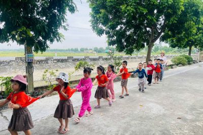 HOẠT ĐỘNG TRẢI NGHIỆM “THĂM CÁNH ĐỒNG LÚA CHÍN QUÊ EM”