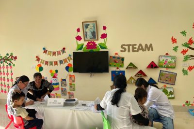 Công tác phối hợp với Trạm y tế Hồng Quang triển khai kiểm tra tiền sử và tiêm chủng bù liều cho trẻ đang theo học tại các trường mầm non